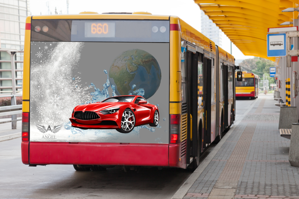 מודעה מעוצבת על מוקאפ אוטובוס